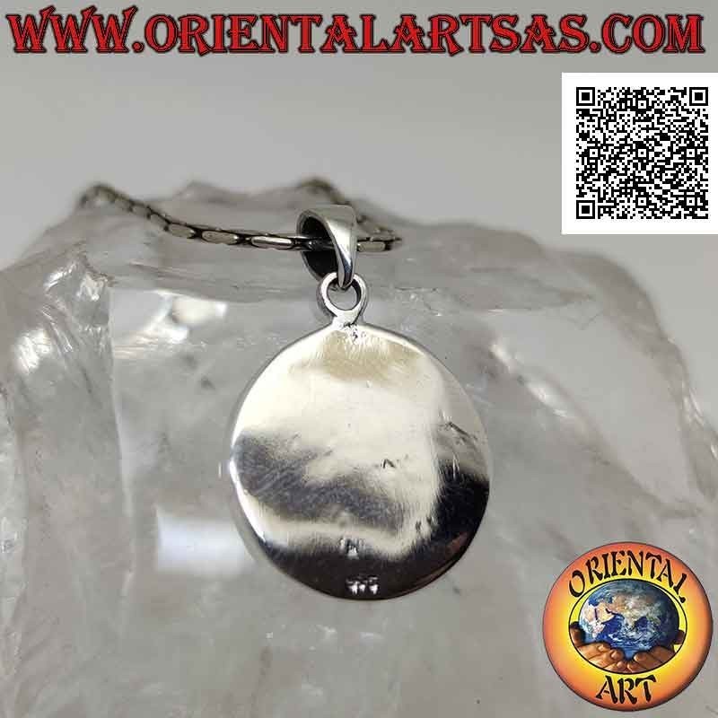 Ciondolo in argento, medaglia tonda con occhio di Ra / Horus in bassorilievo contornato da geroglifici (18 mm Ø)