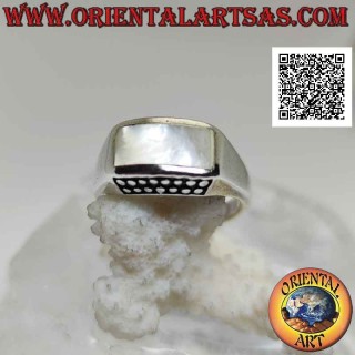 Bague en argent lisse avec nacre rectangulaire horizontale incurvée et points dessus et dessous