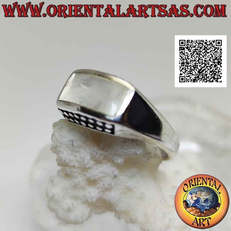 Bague en argent lisse avec nacre rectangulaire horizontale incurvée et points dessus et dessous