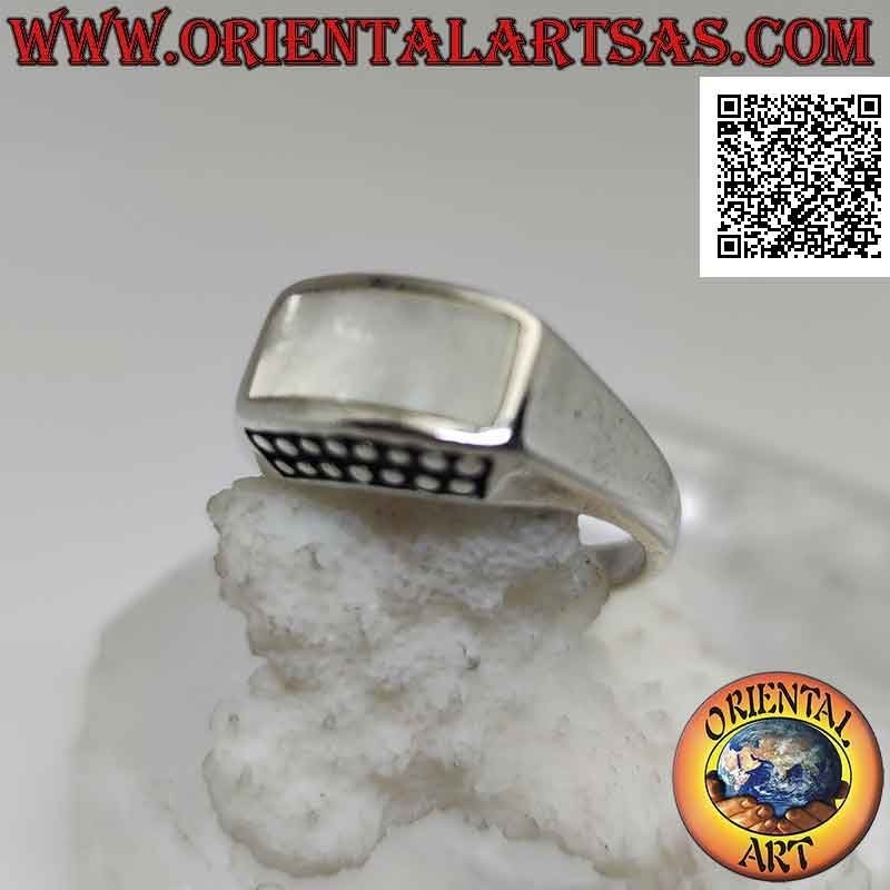 Anillo de plata lisa con nácar rectangular horizontal curvado y puntos arriba y abajo
