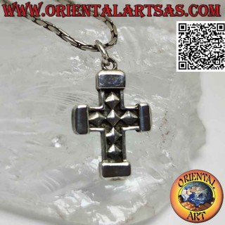 Pendentif en argent, croix héraldique rehaussée de losanges en bas-relief