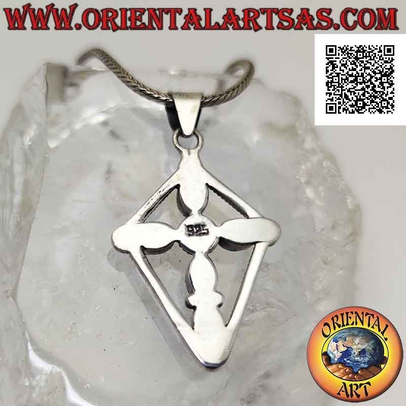 Pendentif en argent, croix latine de turquoise et corail (pâte) inscrite dans un losange en forme de cerf-volant