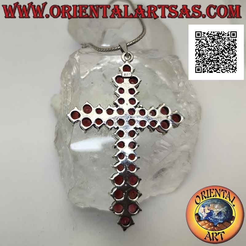Colgante de plata, gran cruz latina puntiaguda de granates facetados redondos