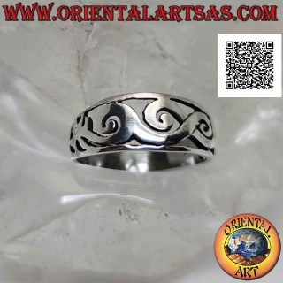 Anello in argento a fascia lavorata liscia, intreccio di draghi stilizzati traforato