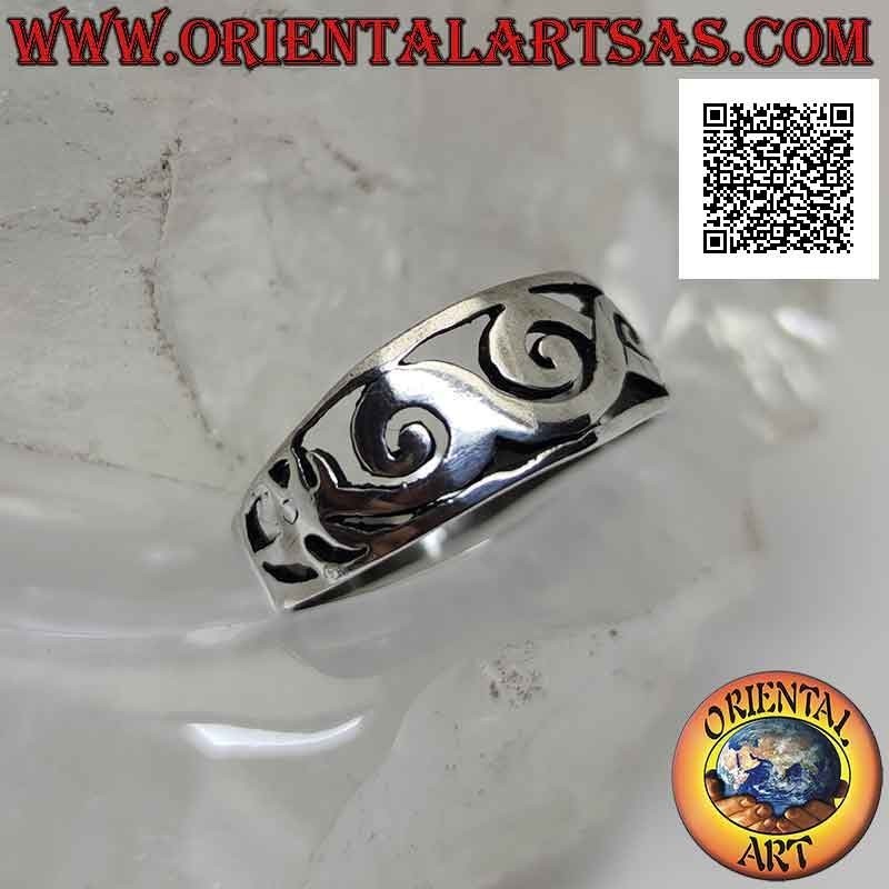 Anillo de plata con banda lisa trabajada, entrelazado de dragones perforados estilizados