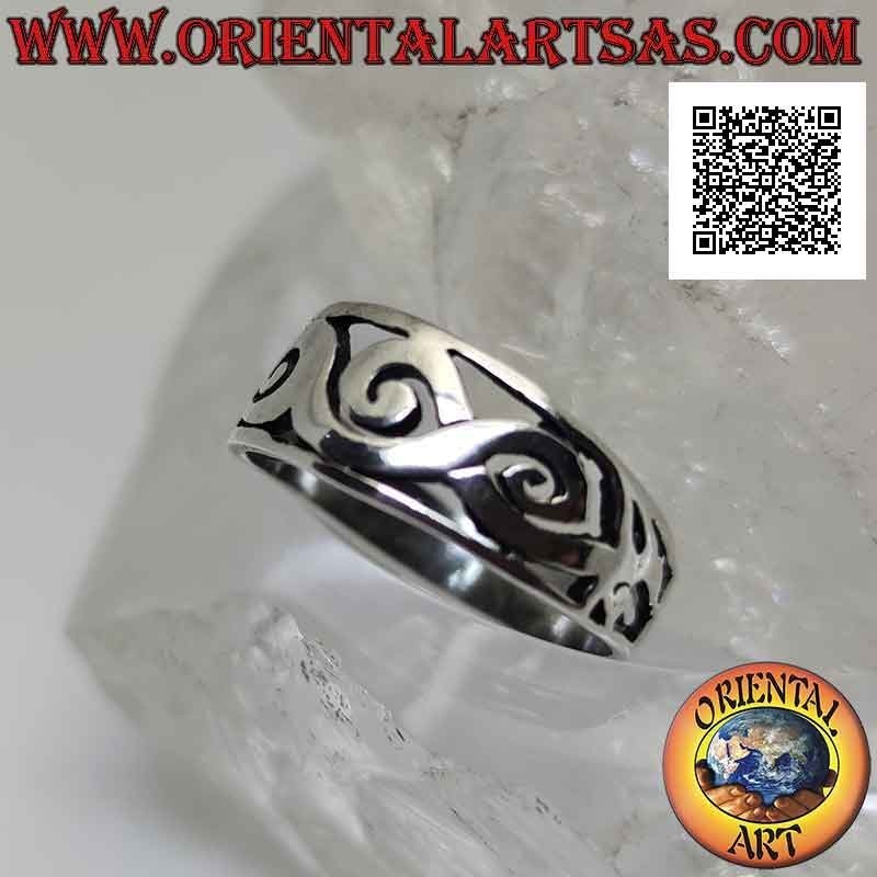 Anillo de plata con banda lisa trabajada, entrelazado de dragones perforados estilizados