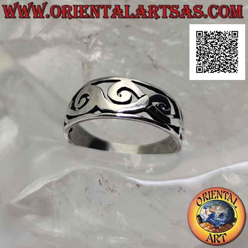 Anillo de plata con banda lisa trabajada, entrelazado de dragones perforados estilizados