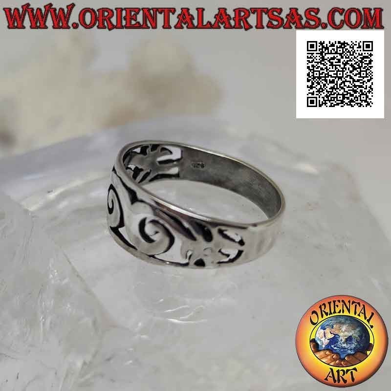 Anillo de plata con banda lisa trabajada, entrelazado de dragones perforados estilizados