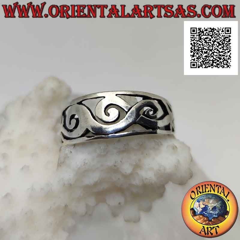 Anillo de plata con banda lisa trabajada, entrelazado de dragones perforados estilizados