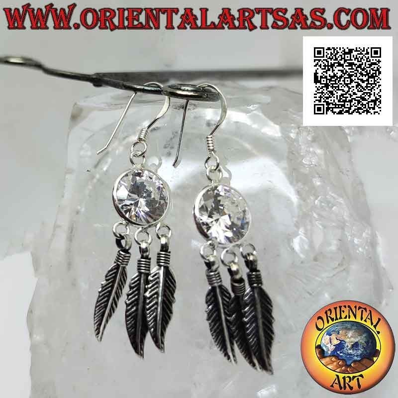 Orecchini in argento a monachella con zircone tondo bianco sfaccettato e tre piume pendenti