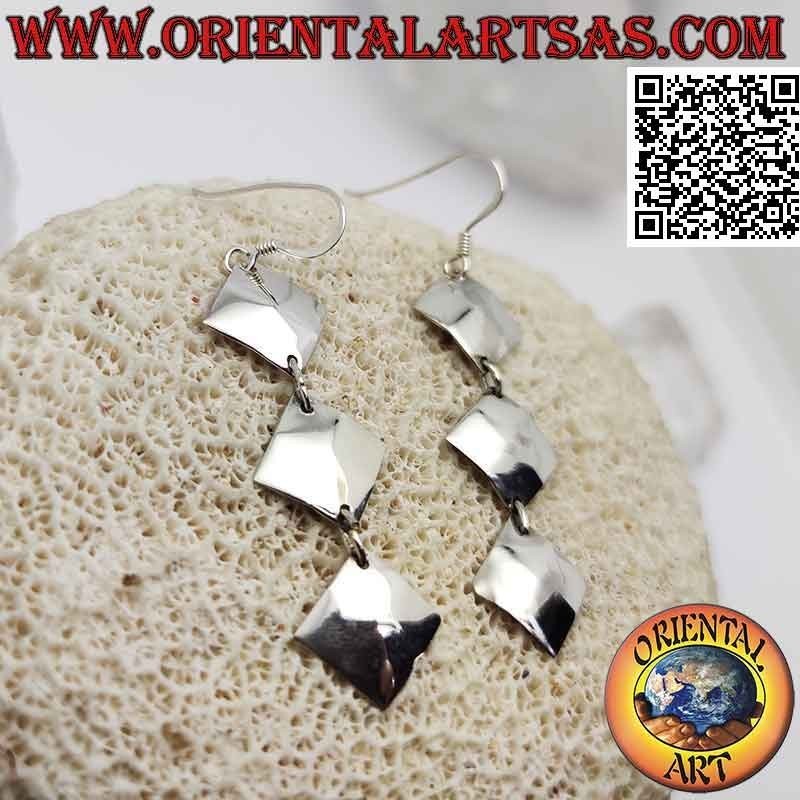 Orecchini in argento a monachella con fila di tris di rombi equilateri pendenti