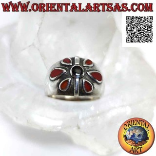 Anillo de plata de banda creciente con flor de pétalo de cornalina y centro de ónix