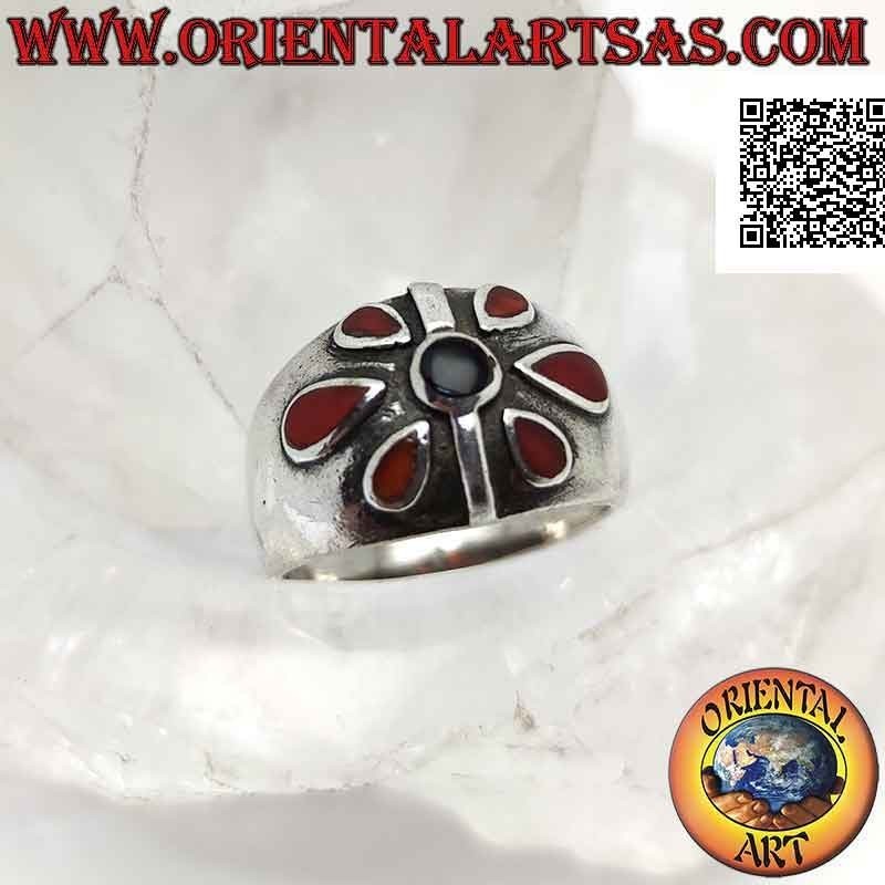 Anillo de plata de banda creciente con flor de pétalo de cornalina y centro de ónix