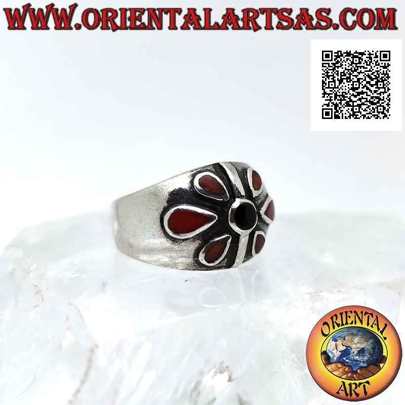 Anello in argento a fascia crescente con fiore di petali di corniola e centro di onice