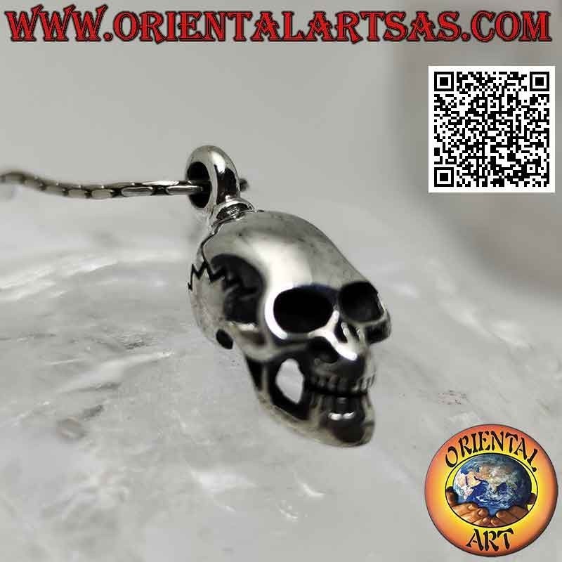 Silberner Anhänger in Form eines Totenkopfes (homo sapiens) mit einem länglichen Totenkopf