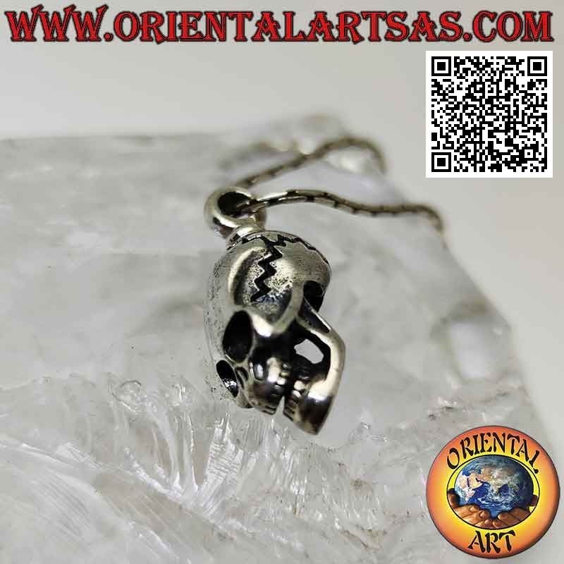 Pendentif en argent en forme de crâne (homo sapiens) avec un crâne allongé