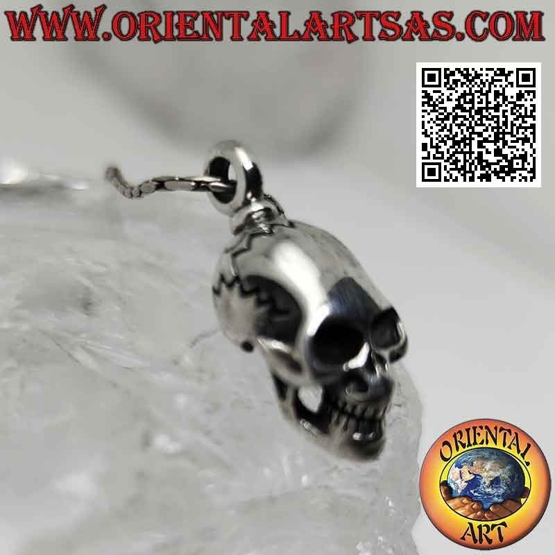 Silberner Anhänger in Form eines Totenkopfes (homo sapiens) mit einem länglichen Totenkopf