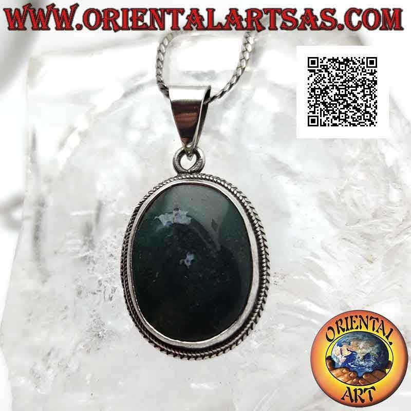 Colgante de plata con ágata verde musgo ovalada rodeada de tejido