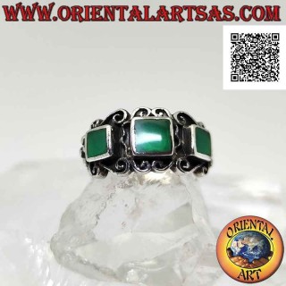 Anillo de plata, trío de ágata verde cuadrado rodeado de sinuosa decoración