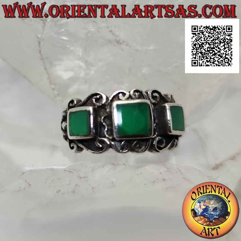 Bague en argent, trio d'agate verte carrée entourée d'un décor sinueux