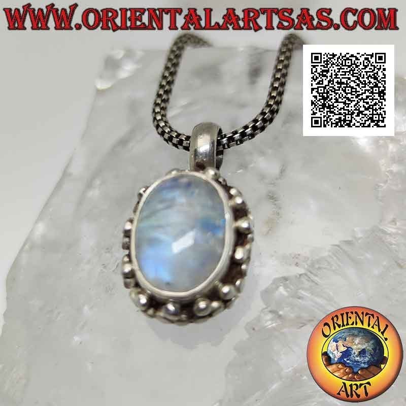 Silberanhänger mit ovalem Mondstein Cabochon, umgeben von einer Doppelreihe von Kugeln und Tris