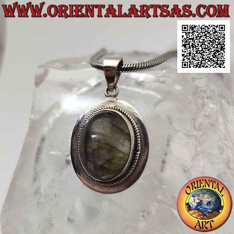 Colgante de plata con labradorita ovalada rodeada de tejido y borde plano liso