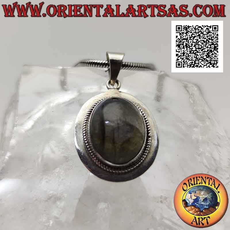 Ciondolo in argento con labradorite ovale contornata da intreccio e bordo liscio piatto