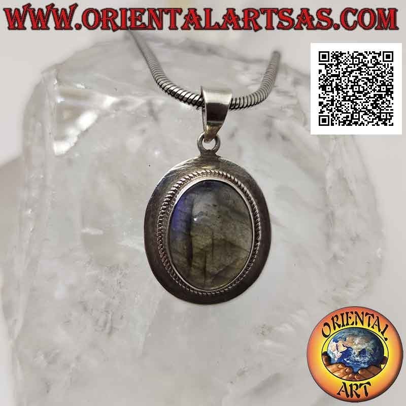 Ciondolo in argento con labradorite ovale contornata da intreccio e bordo liscio piatto