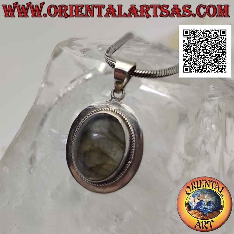 Ciondolo in argento con labradorite ovale contornata da intreccio e bordo liscio piatto
