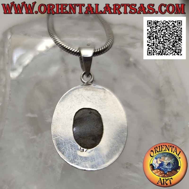 Colgante de plata con labradorita ovalada rodeada de tejido y borde plano liso