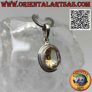 Pendentif en argent avec topaze jaune ovale entourée de tissage et bord lisse