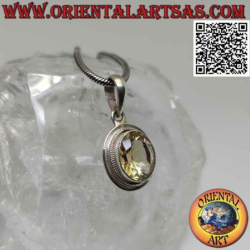 Pendentif en argent avec topaze jaune ovale entourée de tissage et bord lisse