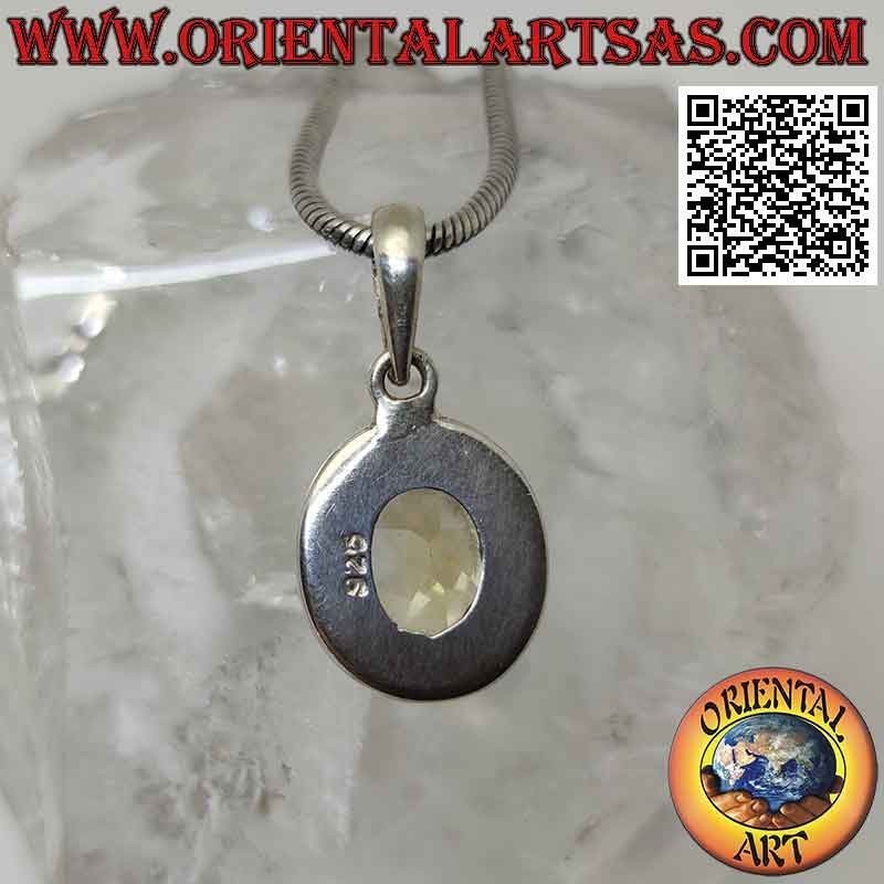 Colgante de plata con topacio amarillo ovalado rodeado de tejido y borde liso