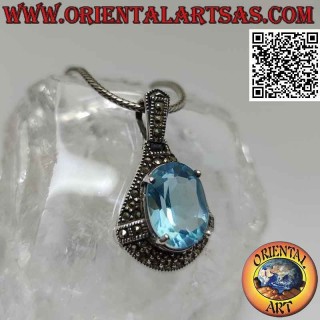 Silberanhänger mit oval-blauem Topas, umgeben von Markassiten