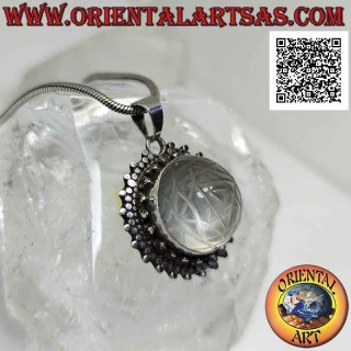 Ciondolo in argento con Sri Yantra inciso su cristallo di rocca tondo e doppia fila di tris di cerchietti