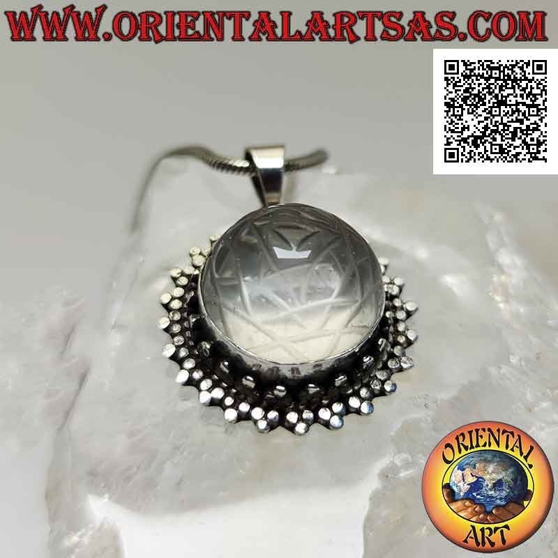 Pendentif en argent avec Sri Yantra gravé sur cristal de roche rond et double rangée de trio de cercles