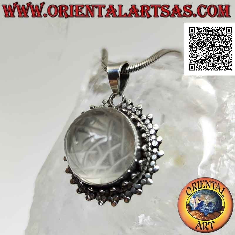 Pendentif en argent avec Sri Yantra gravé sur cristal de roche rond et double rangée de trio de cercles