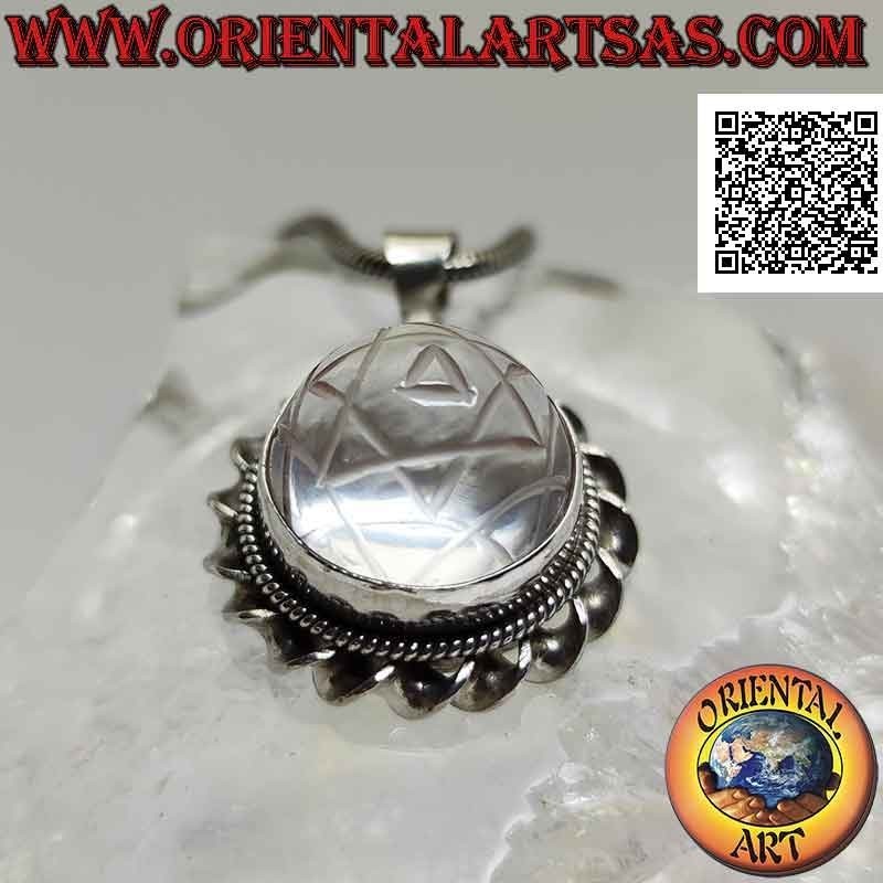 Ciondolo in argento con Sri Yantra inciso su cristallo di rocca tondo contornato da cordino elicoidale