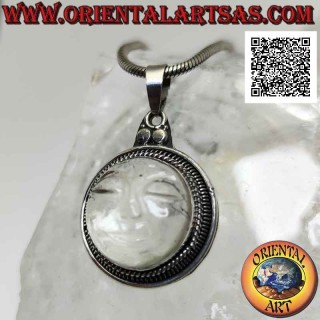 Silberner Anhänger mit auf Bergkristall eingraviertem Gesicht der Gelassenheit und glattem und gestreiftem Rand