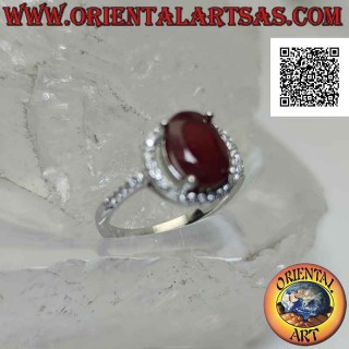Anillo de plata con rubí sintético ovalado engastado rodeado de circonitas
