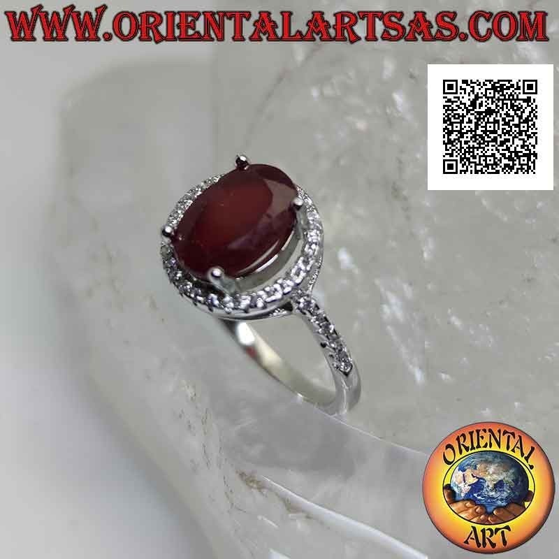 Anillo de plata con rubí sintético ovalado engastado rodeado de circonitas