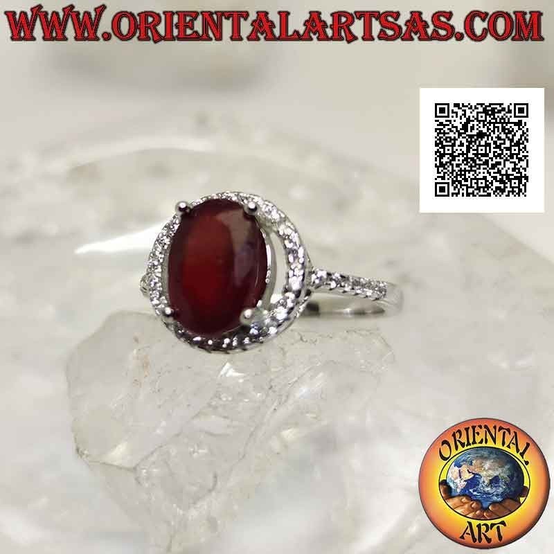 Anello in argento con rubino sintetico ovale incastonato contornato da zirconi