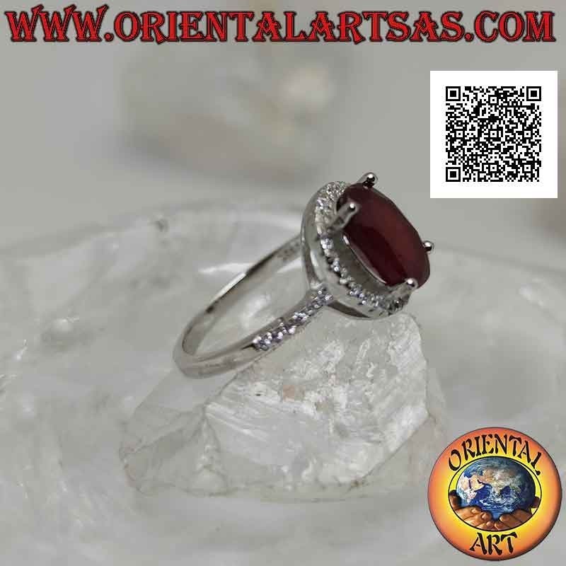 Anello in argento con rubino sintetico ovale incastonato contornato da zirconi