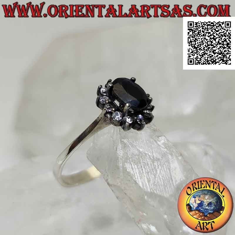 Anello in argento a fiore con zaffiro naturale ovale incastonato con petali di zirconi bianchi incastonati