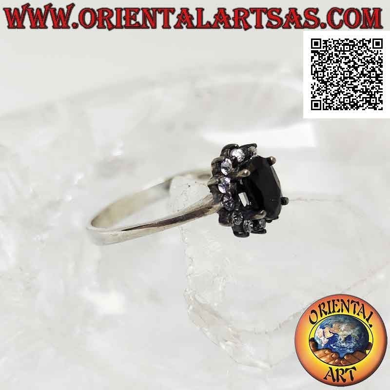Anillo flor de plata con zafiro ovalado natural engastado con pétalos de circonitas blancas engastadas