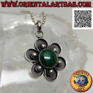 Colgante flor de plata con cabujón central de malaquita redonda y pétalos con bola en bajorrelieve