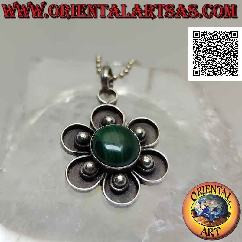 Colgante flor de plata con cabujón central de malaquita redonda y pétalos con bola en bajorrelieve