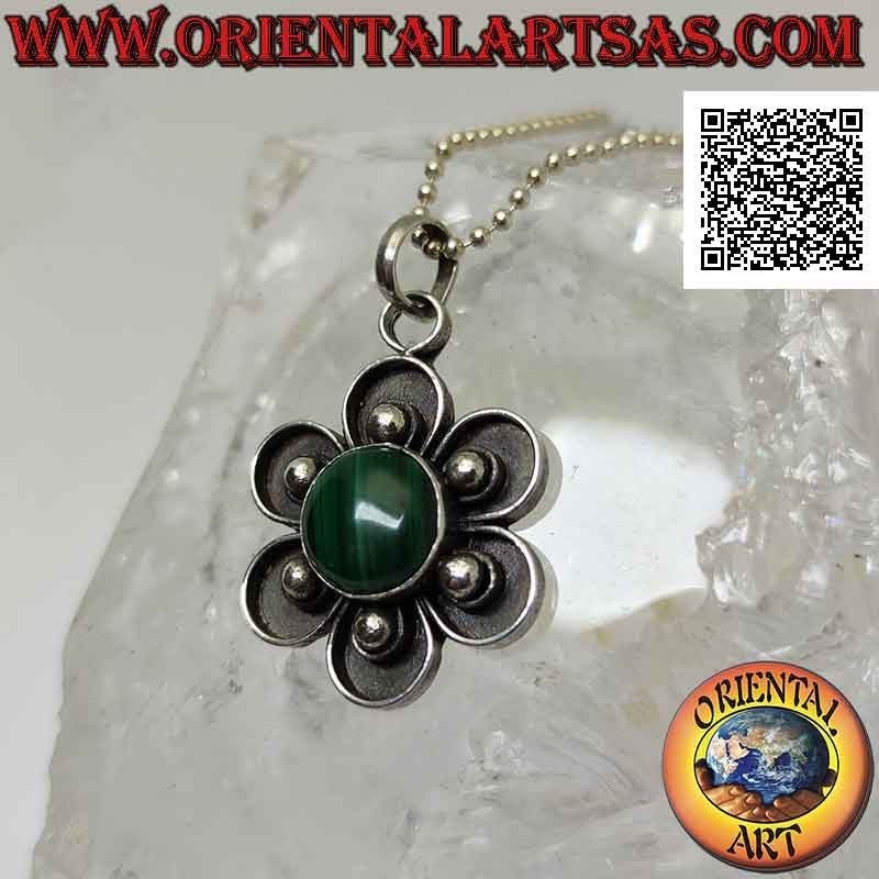 Colgante flor de plata con cabujón central de malaquita redonda y pétalos con bola en bajorrelieve