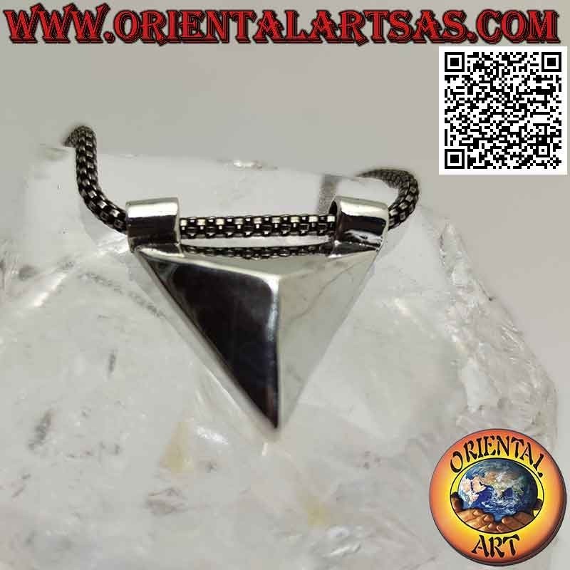 Colgante de plata en forma de pirámide equilátera lisa vista desde arriba