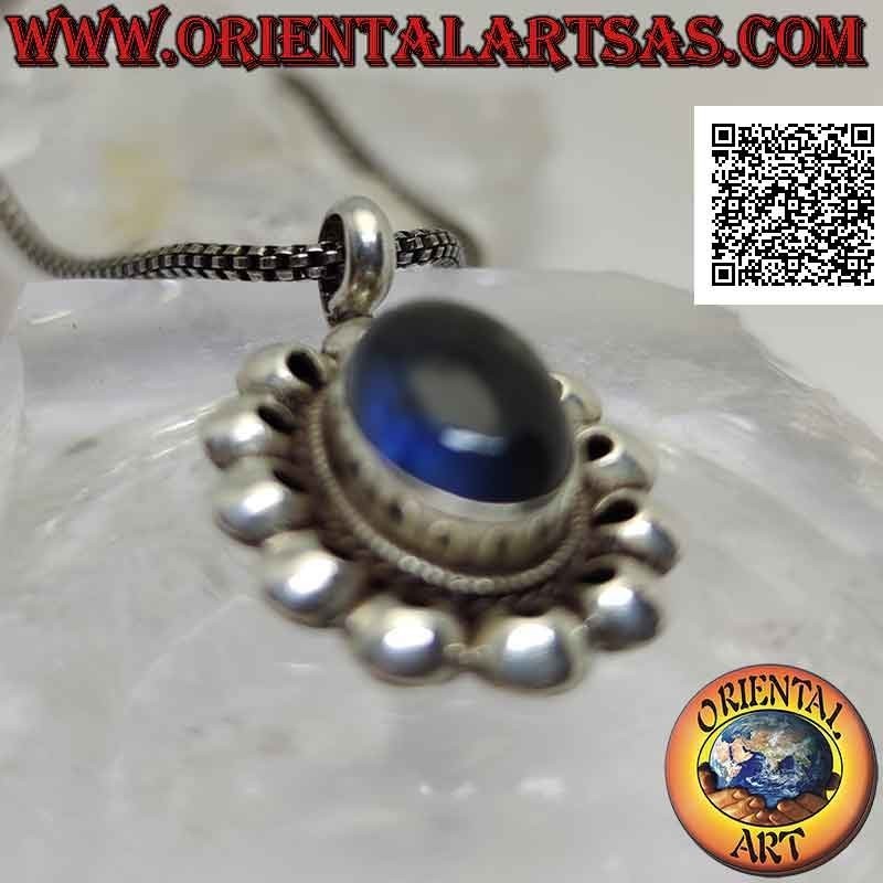Colgante de plata con labradorita fluorescente azul medianoche rodeada de discos perforados